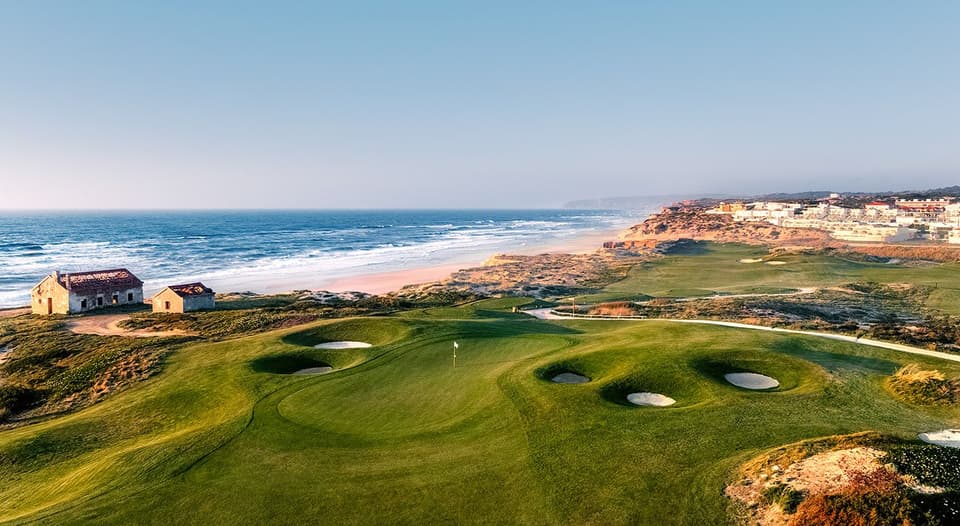Praia D'El Rey green beside the Atlantic